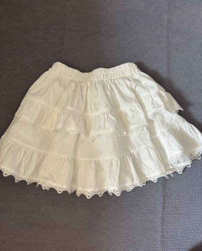 Simple white skirt lace puffy